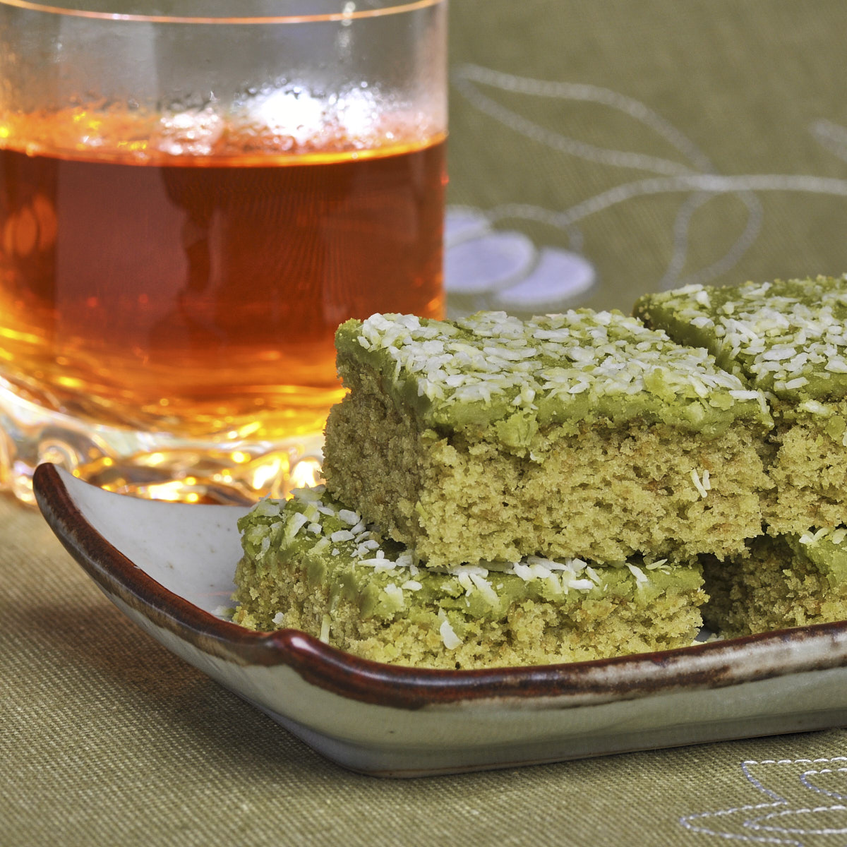 Den första snön - Mjuk kaka bakad med matcha